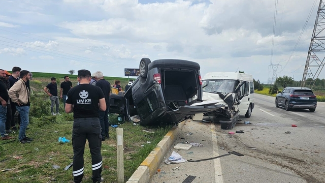 Afyonkarahisar'da kamyonet ile hafif ticari aracın çarpıştığı kazada 9 kişi yaralandı