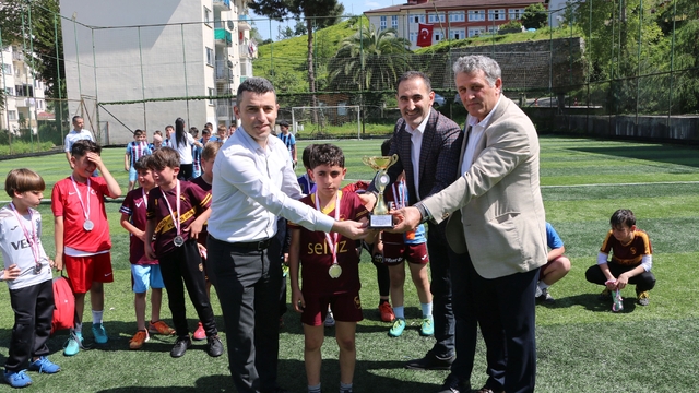 Of'ta Okul Spor Oyunları Futbol Turnuvası düzenlendi