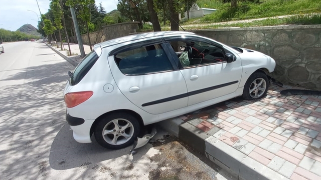 Afyonkarahisar'da mezarlık duvarına çarpan otomobildeki 5 kişi yaralandı