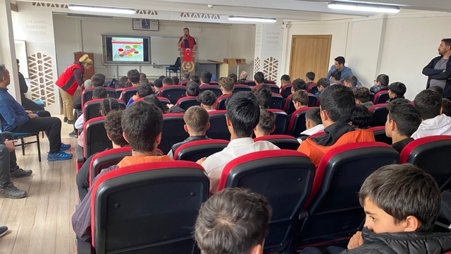 Erzurum'da polisler 900 lise öğrencisine "Gençlik ve Güvenli Gelecek" eğitimi verdi