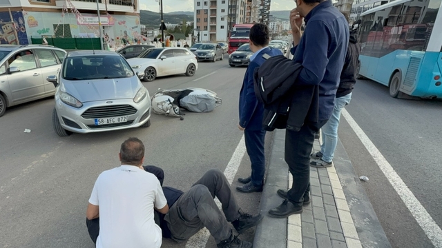 Sivas'ta otomobil ile motosikletin çarpıştığı kazada polis memuru yaralandı