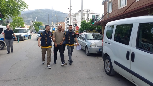 GÜNCELLEME - Manisa'da park halindeki 13 araca zarar veren şüpheli yakalandı