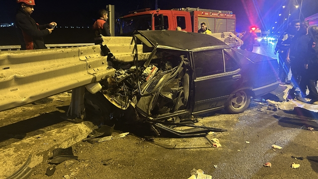 Sivas'ta otomobil bariyerlere saplandı, sürücü yaralandı