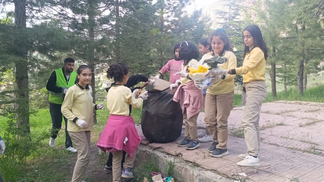 Hakkari'de Vali Yardımcısı Berber, öğrencilerle çevre temizliği yaptı