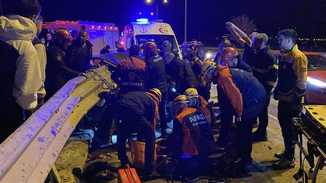 Sivas'ta otomobil bariyere saplandı, hurdaya dönen araçtan sürücü sağ çıktı