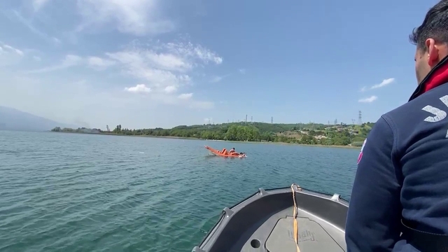 Sapanca Gölü'nde pedallı kanoyla alabora olan 3 kişiyi jandarma kurtardı