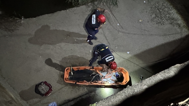 Antalya'da köprüden düşerek yaralanan kişi, itfaiye ekiplerince kurtarıldı