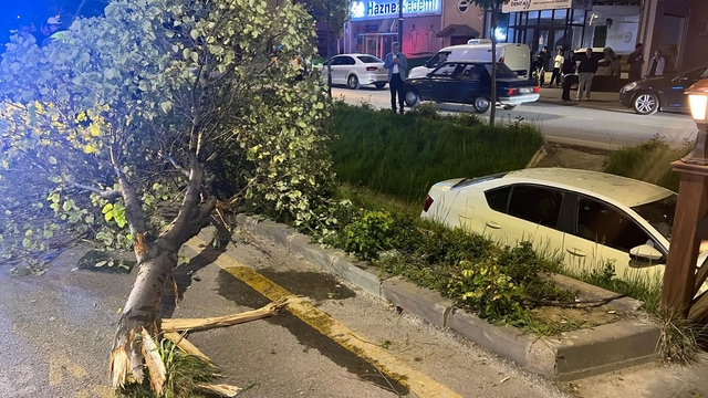 Nevşehir'de çarpışan 2 otomobilden 1'i su kanalına düştü; o anlar kamerada
