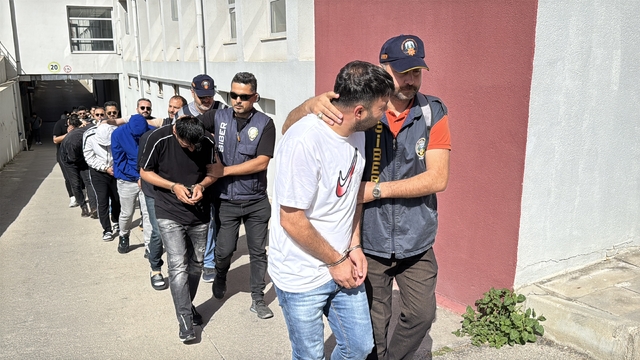 Adana merkezli dolandırıcılık operasyonunda yakalanan 55 zanlı tutuklandı