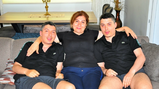 Otizmli ikizleriyle 25 yıldır yaşam mücadelesi veriyor