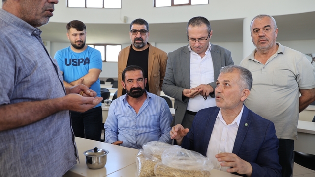 Mardin'de sezonun ilk arpa hasadı yapıldı