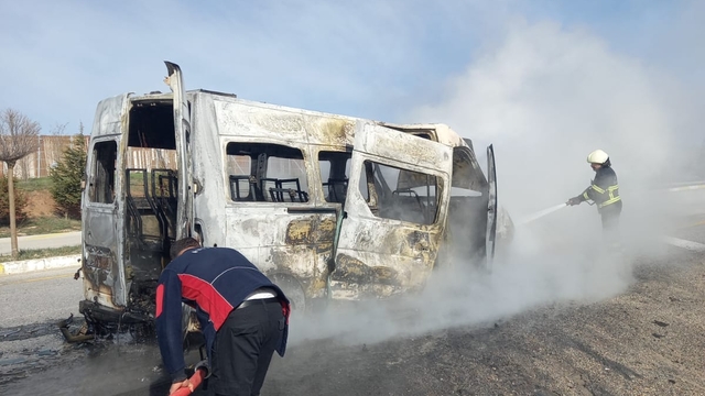 Sivas'ta seyir halindeki servis minibüsü yandı