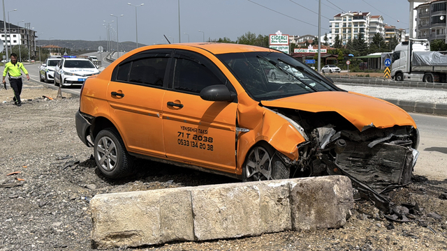 Kırıkkale'de 2 kişinin yaralandığı trafik kazası güvenlik kamerasına yansıdı