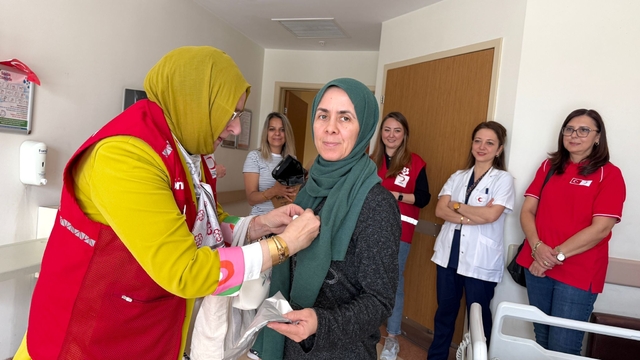Eskişehir'de Türk Kızılayı'ndan çocukları hastanede tedavi gören annelere ziyaret