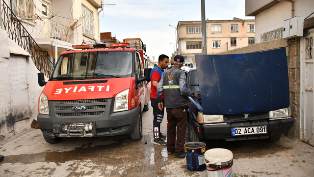 Adıyaman'da yanan otomobilde hasar oluştu