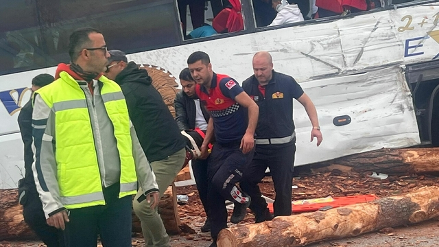 Çanakkale'de zincirleme kaza; 6 ölü, çok sayıda yaralı var