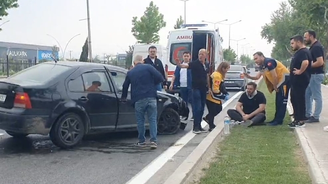 Kaldırım ile yön tabelasına çarpan otomobilin sürücüsü yaralandı
