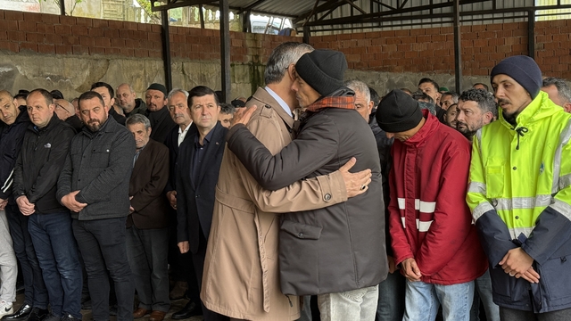 Sakarya'da devrilen traktörün altında kalarak ölen çocuğun cenazesi defnedildi