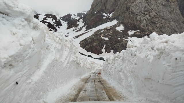 Hakkari'de ekipler karla kaplı üs bölgesi yolunu açmaya çalışıyor