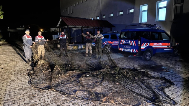 Van'da kaçak avlanan 1 ton inci kefali suya geri bırakıldı