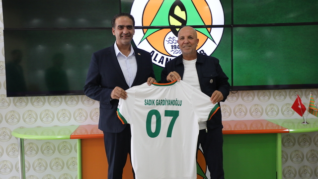KKTC'li Bakan Gardiyanoğlu'ndan Alanyaspor Kulüp Başkanı Çavuşoğlu'na taziye ziyareti