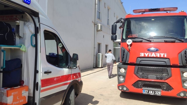 Gaziantep'te pamuk fabrikasında çıkan yangında 2 işçi dumandan etkilendi