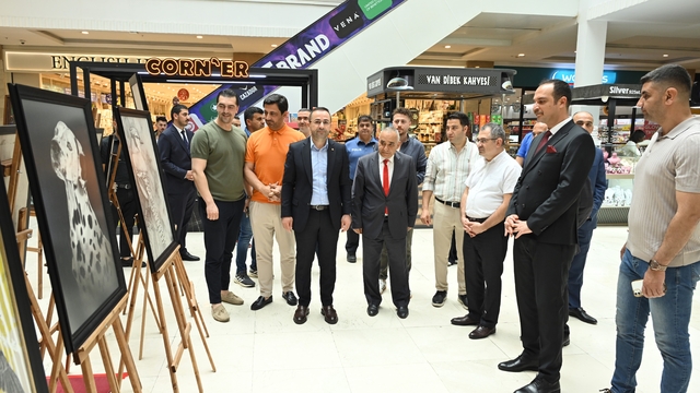 Antalya'da hükümlülerin yaptığı resimler sergilendi