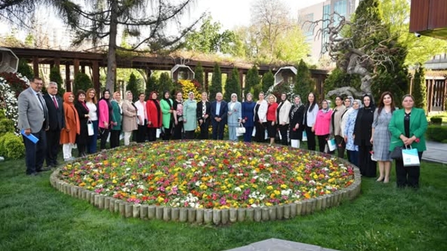 Büyükkılıç, kadın muhtarların Anneler Günü'nü kutladı