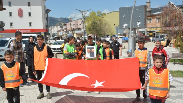 Bursa'daki otel yangınında hayatını kaybeden kayakçı Usta ailesi, Kars'ta anıldı