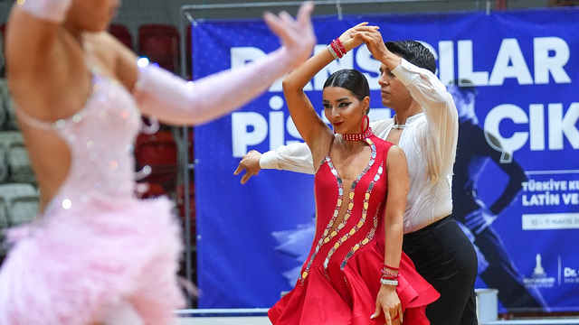 Dansçılar, hünerlerini İzmir'de sergiliyor