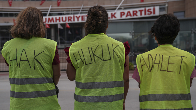 Çiğli Belediyesinden çıkarılan kadın işçilerden CHP Genel Merkezi önünde eylem