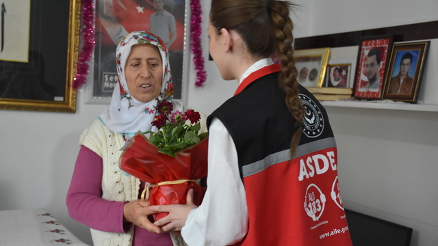 Şehit Öğretmen Necmettin Yılmaz'ın ailesine "Anneler Günü" ziyareti