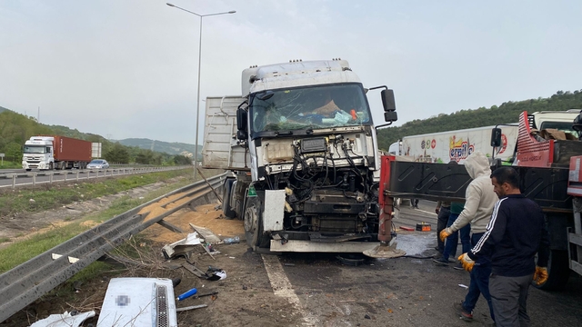 Otoyolda bariyerlere çarpan buğday yüklü TIR devrildi