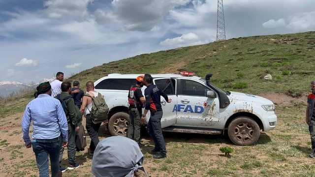 Tunceli'de bir kişi mantar toplarken kayalıklardan düşüp yaralandı