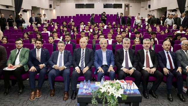 Ulaştırma ve Altyapı Bakanı Uraloğlu, Trabzon'da gençlerle bir araya geldi: