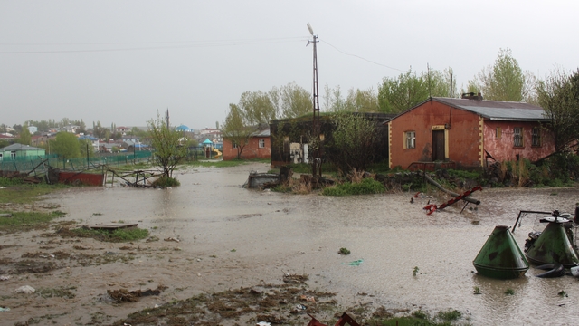 Kars'ta sağanak ve dolu nedeniyle taşkın meydana geldi