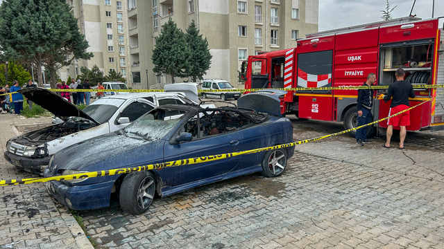 Uşak'ta karısıyla tartışan kişinin, evini ve eşinin 2 otomobilini kundakladığı iddia edildi