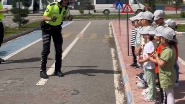 Trafik polisinden çocuklara: Biz sizi korumak için ayıyı bile döveriz