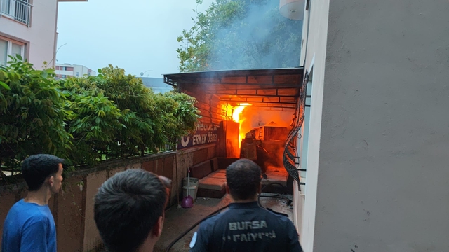 Bursa'da öğrenci yurdunun ardiyesinde çıkan yangın söndürüldü