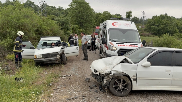Çan'da iki otomobilin çarpışması sonucu 2 sürücü yaralandı