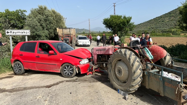 İzmir'de otomobille traktörün çarpıştığı kazada 4 kişi yaralandı