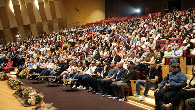 8. Uluslararası Denizli Cam Bienali'nde sanatçılar cam eserleri "giyerek" sergiledi