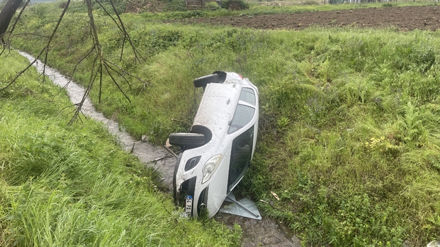 Bolu'da dereye devrilen otomobildeki 2 kişi yaralandı