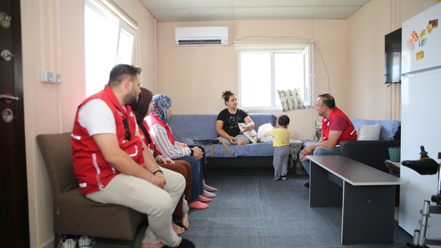 Hatay'da Türk Kızılay ekiplerinden depremzede annelere ziyaret