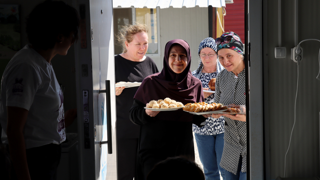 Farklı illerden anneler depremde öksüz kalan çocukları sevindirmek için Hatay'da buluştu
