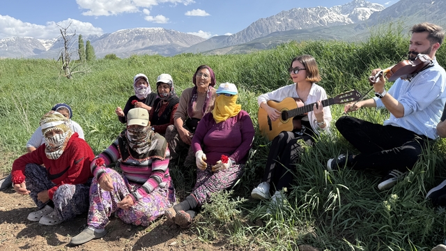 Üniversite öğrencilerinden tarlada çalışan kadınlara sürpriz Anneler Günü konseri