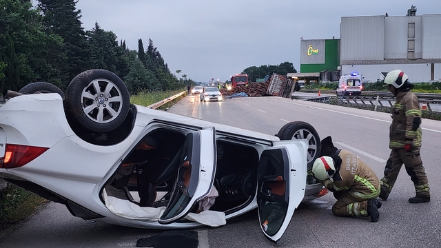 Devrilen kamyondan dökülen tomruklara çarpan otomobil takla attı