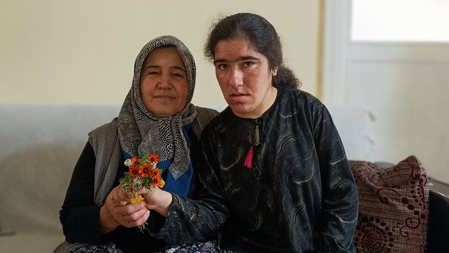 Ömrünü zihinsel engelli kızına adadı