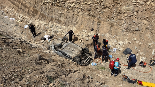 Bingöl'de dere yatağına devrilen otomobildeki 7 kişi yaralandı