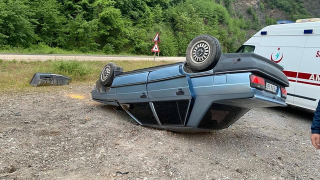 Karabük'te devrilen otomobildeki 2 kişi yaralandı